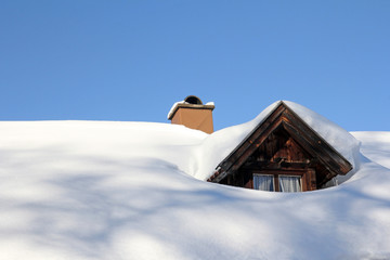 Viel Schnee auf dem Hausdach