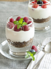 Mousse mit Himbeeren
