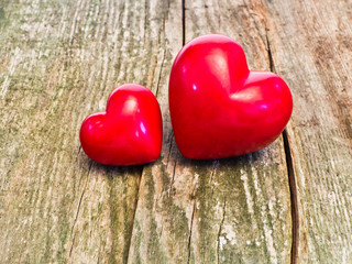 rote Herzen auf Holz - red heart on wood