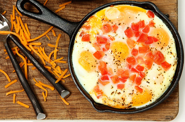 Skillet Baked Eggs with Tomato and Pepper - obrazy, fototapety, plakaty