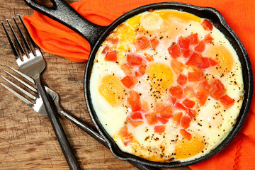 Skillet Baked Eggs with Tomato and Pepper - obrazy, fototapety, plakaty
