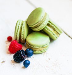 Pistachio macaroons with berries