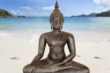 bouddha noir sur plage, concept yoga, bien-être ...