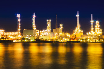 Fototapeta na wymiar Oil and gas refinery at twilight with reflection