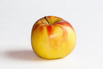 Pomme sur fond blanc