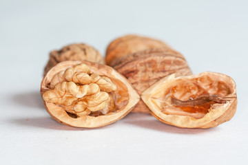 Noix et cerneaux sur fond blanc