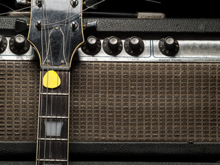 Fototapeta premium Zużyty wzmacniacz i gitara elektryczna