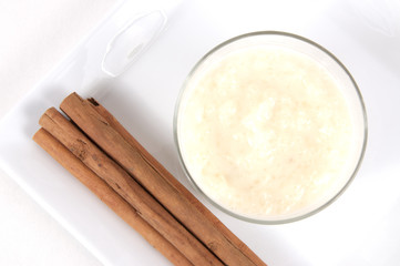 Arroz con leche en vaso cenital.