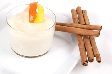 Arroz con leche, canela y mondas de limón y naranja.