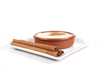 Arroz con leche y canela frontal.