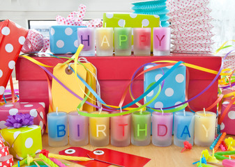 Happy Birthday Kerzen und Geschenke