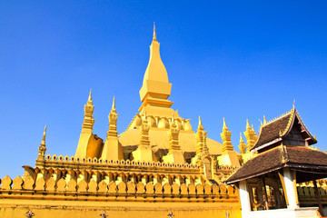 Fototapeta na wymiar Złoty Pagada Wat Pha That Luang, Vientiane, Laos.
