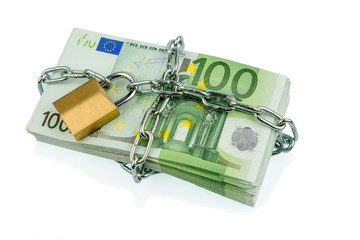 Euro-Geldscheine mit Kette und Vorhängeschloss