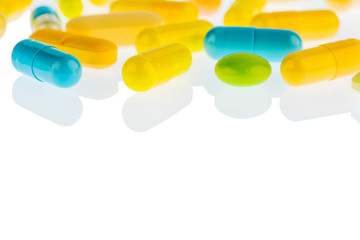 Tabletten auf hellem Hintergrund