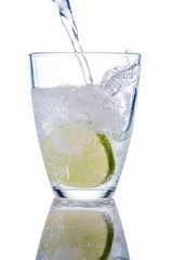 Wasserglas und Limette