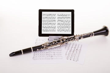 Noten mit Tablet und Instrument