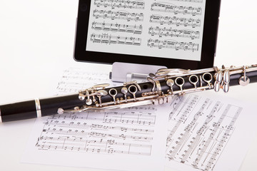 Noten mit Tablet und Instrument
