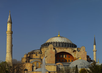 Fototapeta na wymiar Na zewnątrz świątyni Hagia Sophia w Sultanahmet, Stambuł.