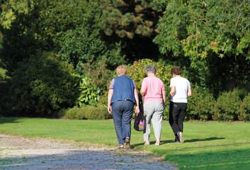 Femmes âgées en promenade-6419