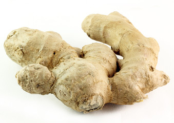 Zenzero isolato su sfondo bianco