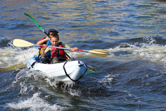 Gar&ccedil;ons faisant du kayak-7296