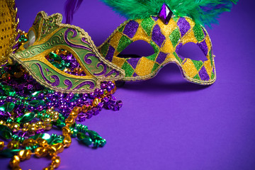 Assorted Mardi Gras or Carnivale mask on a purple background - obrazy, fototapety, plakaty