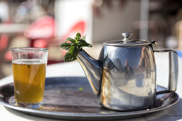 Pfefferminztee mit Kanne und Glas, Marokko