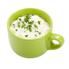 Joghurt mit Kresse in grüner Tasse