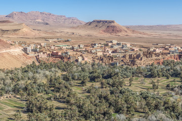 Obraz premium Marokkanisches Landschaftsbild mit Dorf
