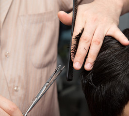 Obraz na płótnie Canvas Męska fryzura w salonie nożyczki