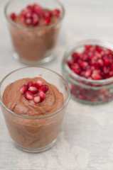 Mousse au chocolate mit Beeren