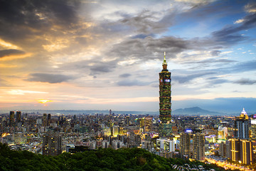 Fototapeta na wymiar Taipei, Tajwan wieczorem skyline.