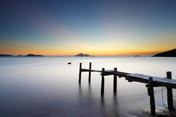 Obraz premium Wooden bridge with sea