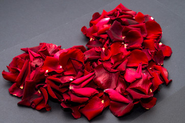 heart made ​​of rose petals
