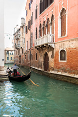 Fototapeta na wymiar venezia canale gondolieri 3486