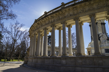 Obraz premium Madrid famous Retiro Park in the early morning.Monument to Alons