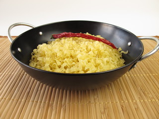 Woknudeln und Chilischote