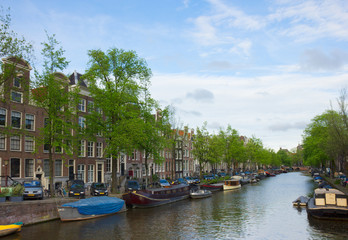 Fototapeta na wymiar kanałów w Amsterdamie, Holandia