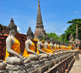 Fototapeta na wymiar Wiersz Stone statua Buddy w prowincji Ayutthaya, Tajlandia