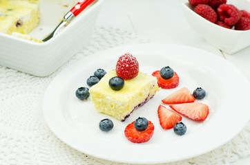 Cottage cheese pudding with berries