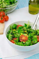 Salad with lamb's lettuce, corn and tomatoes