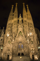 Naklejka premium Barcelona - cathedral Sagrada la Familia in night