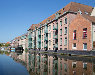 Fototapeta na wymiar Mechelen - Housing beside canal in morning light