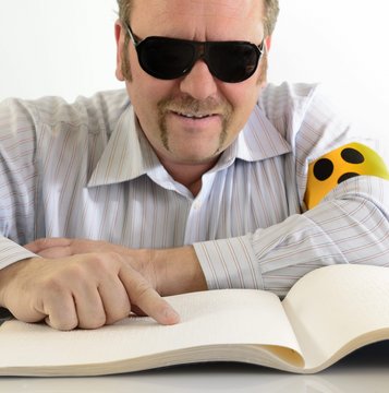 Mann liest Braille Blindenschrift