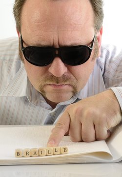 Holzw&uuml;rfel mit Armbinde und Blindenschrift