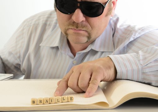 Mann liest Braille Blindenschrift