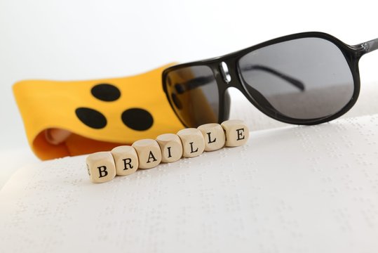 Holzw&uuml;rfel mit Armbinde und Blindenschrift