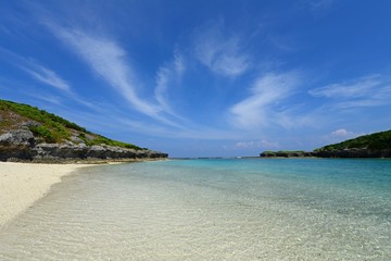 野甫島の美しい珊瑚の海と夏空