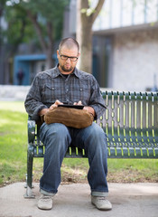 Obraz premium University Student Using Digital Tablet At Campus