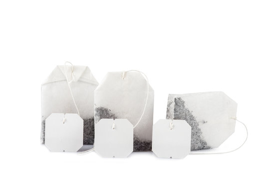 Bolsas de t&eacute;, manzanilla y menta poleo aisladas sobre blanco